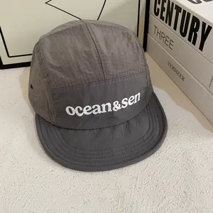 Dettaglio del cappello camper in nylon ripstop grigio con stampa ocean e sen a cinque pannelli