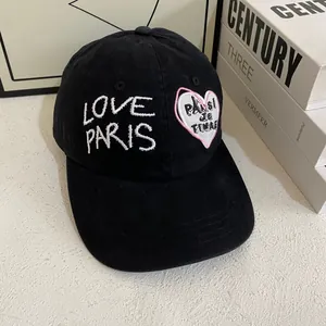 Gorra de béisbol negra con bordado Love Paris y parche de corazón en estilo moderno