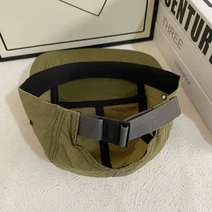 Dettaglio del cappellino a cinque pannelli in nylon ripstop verde oliva con fibbia