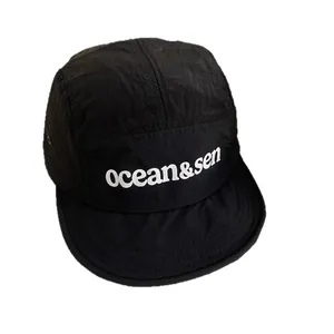 Cappellino camper nero a cinque pannelli asciugatura rapida con logo bianco per outdoor