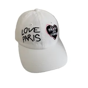 Gorra de béisbol de algodón blanco con bordado Love Paris y parche de corazón negro