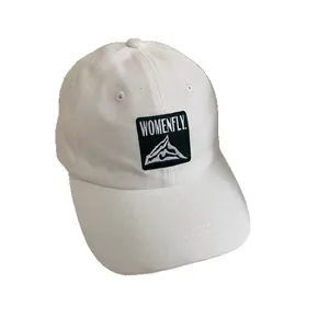 Berretto da baseball bianco in cotone con toppa montagna ricamata e visiera curva unisex