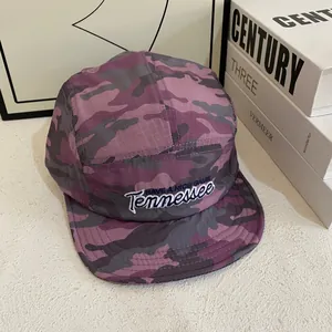 Gros plan sur la casquette camper camouflage violet avec broderie Tennessee et ripstop