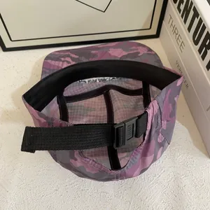 Vue détaillée de l'intérieur d'une casquette camouflage violette avec sangle réglable