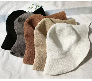 Vijf gebreide zonnehoeden in de kleuren zwart, grijs, bruin, kaki en crème wit