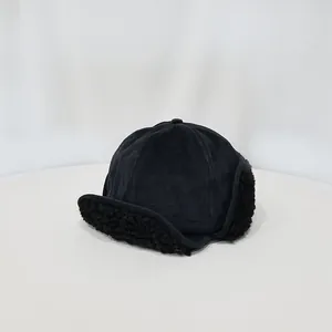 Detalle de gorro de aviador negro con forro de lana de cordero sintética y orejeras
