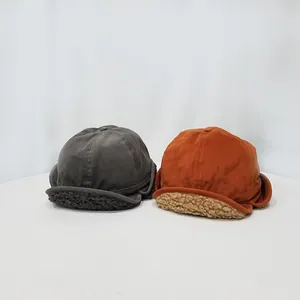 Sombreros de aviador de invierno de ante sintético con forro polar en gris y naranja caramelo