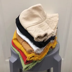Pile de bobs en coton colorés avec bords effilochés de style minimaliste japonais