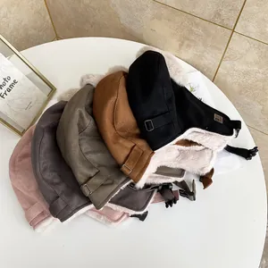 Collezione di cappelli russi in finto scamosciato con paraorecchie caldi per l'inverno