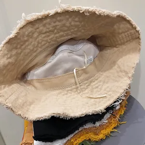 Pile de bobs en coton avec bords effilochés et cordon réglable en plusieurs couleurs
