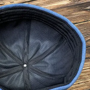 Détail de l'intérieur d'un bonnet docker en denim avec doublure noire et coutures