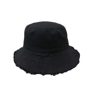 Bob en toile noire unisexe avec bords effilochés et design minimaliste délavé