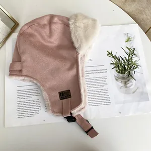 Cappello da aviatore rosa scamosciato con fodera in ecopelliccia e paraorecchie