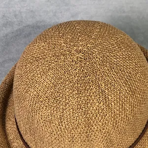 Dettaglio della trama fitta del cappello di paglia marrone con finitura a cupola