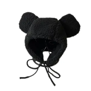 Zwarte wintermuts van fleece met berenoren en veters van pluche lamswol materiaal