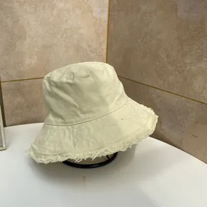 Cappello a secchiello beige in cotone con bordi sfrangiati e tesa larga parasole