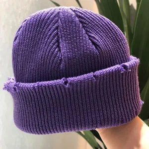 Gorro de punto acanalado violeta oscuro con detalles desgastados y estilo callejero