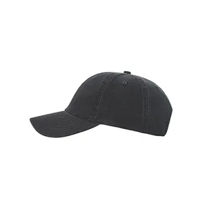 Vista lateral detallada de gorra de béisbol de algodón negro con diseño de seis paneles