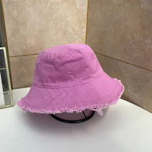 Cappello da pescatore in tela rosa con bordi sfrangiati per la protezione dal sole