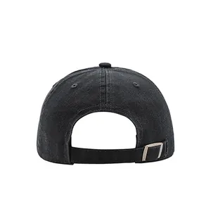 Vista trasera de gorra de béisbol de algodón negro lavado con hebilla de metal ajustable