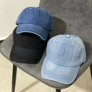 Casquettes de baseball en jean délavé rétro en trois couleurs sur une chaise
