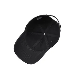 Detalle de hebilla metálica e interior transpirable de gorra de béisbol de algodón negro
