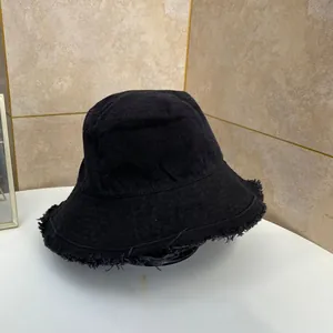 Cappello a secchiello in denim nero con bordi sfrangiati per protezione solare estiva