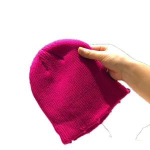 Gorro de punto acanalado rosa intenso con diseño de agujeros desgastados para el invierno