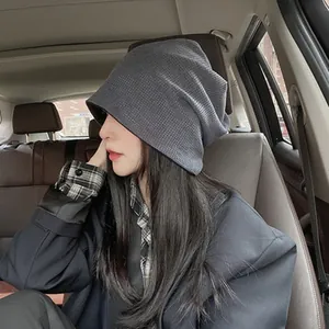 Bonnet tombant chic en maille gaufrée gris foncé pour femme au style urbain décontracté