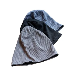 Bonnets épais en maille gaufrée en gris clair, noir et bleu foncé pour la chaleur hivernale