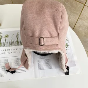 Dettaglio del cappello da aviatore rosa in finta pelle con pelliccia e fibbia