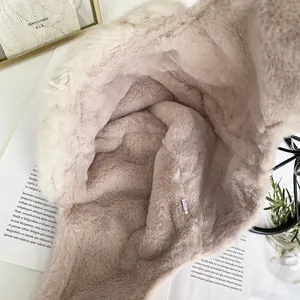 Dettaglio dell'interno del colbacco in peluche beige con morbida pelliccia e taglia M