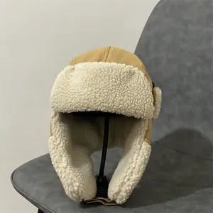 Khaki suède trapper muts met warme witte fleece voering voor winterse windbescherming