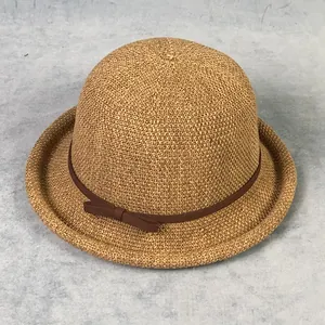 Macro della trama intrecciata fine e del dettaglio del fiocco marrone scuro sul cappello