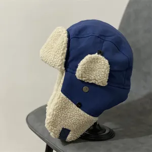Winter pilotenmuts met marineblauw canvas en lamswol voering voor warmte en windbescherming