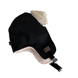 Colbacco nero con fodera in ecopelliccia e paraorecchie in pelle scamosciata per inverno