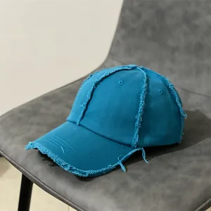 Casquette de baseball bleu foncé vieillie avec coutures effilochées au style vintage