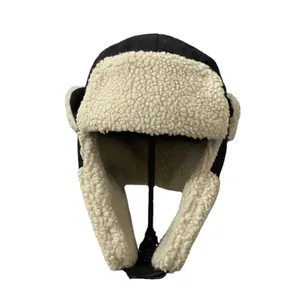 Zwarte winter muts met witte lamswol voering en dikke oorkleppen voor extra warmte