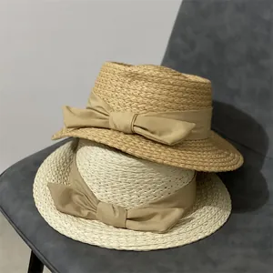 Chapeau de paille classique à large bord avec ruban kaki, tons crème et paille naturelle