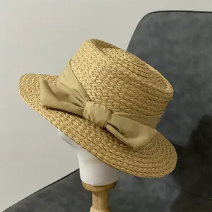 Chapeau de paille français à large bord avec nœud élégant pour la plage d'été