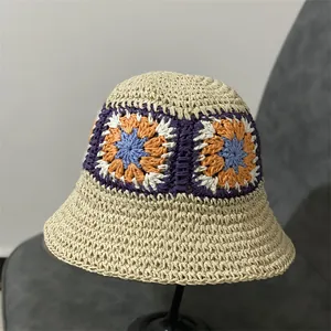 Handgemaakte geweven zonnehoed met gehaakte bloemen in beige boho-vissersstijl