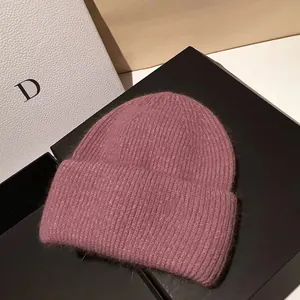 Berretto in maglia di coniglio rosa da donna con trama a coste e caldo bordo ripiegato