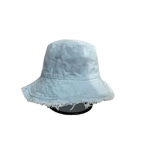 Cappello da pescatore in denim azzurro con bordi sfrangiati, protezione solare chic