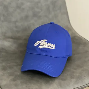 Gros plan détaillé de la broderie blanche Aek 1994 sur une casquette de baseball bleu roi