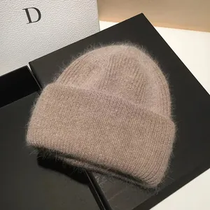 Dettaglio del berretto in maglia di pelliccia di angora soffice color caffè chiaro