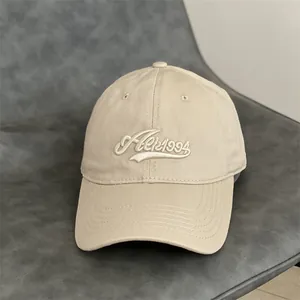 Détail de la broderie 3D Aelc1994 sur une casquette de baseball en coton beige aux coutures fines