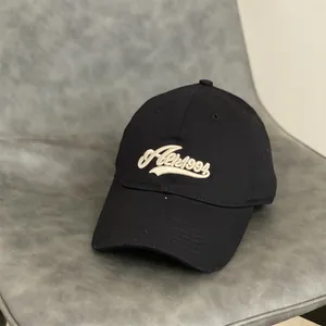 Détail de la casquette de baseball noire avec texte Aek1994 brodé en relief