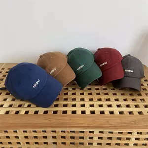 Klassische Baumwoll-Baseballkappen in fünf Vintage-Farben mit EIROAU-Stickerei auf Holzpaneel