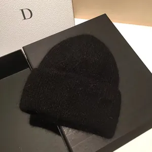 Berretto in maglia nera soffice in pelo di coniglio per l'inverno con texture morbida