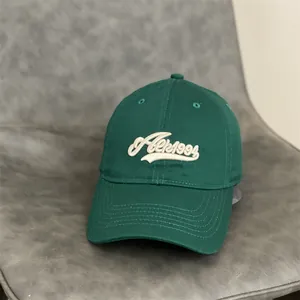 Gros plan de la casquette de baseball verte avec broderie blanche Alex1994 en relief